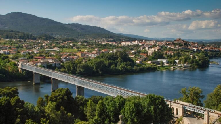 Ponte Internacional sobre o rio Minho entre Valença e Tui, no Caminho Português de Santiago