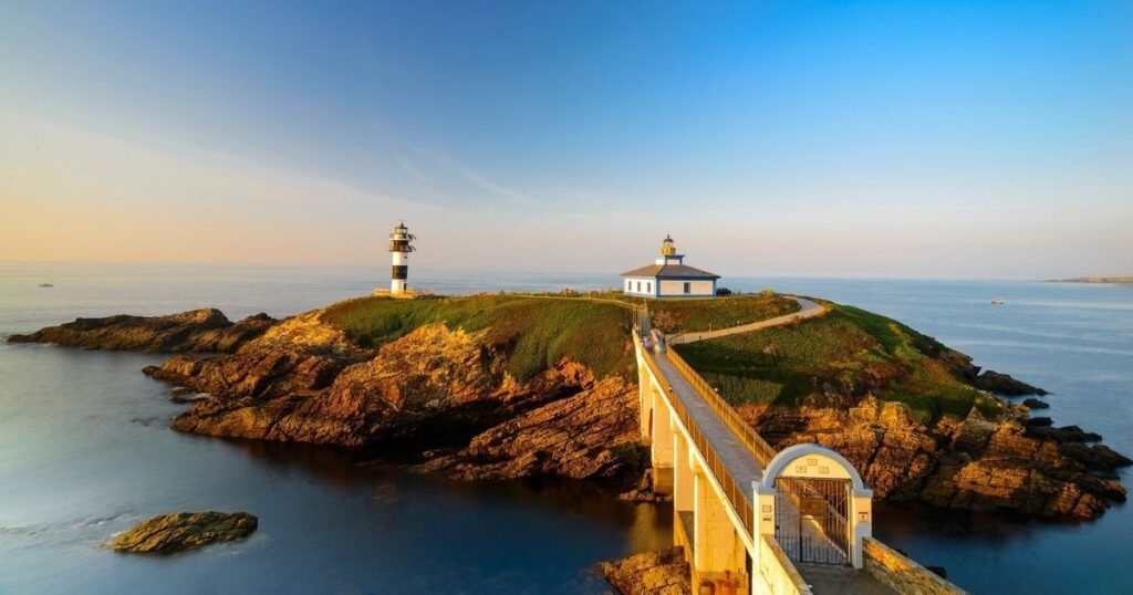 Os faróis da Ilha Pancha, em Ribadeo, ponto de partida do Caminho do Norte na Galícia