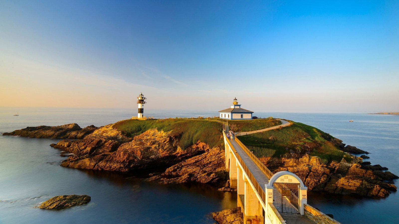 Os faróis da Ilha Pancha, em Ribadeo, ponto de partida do Caminho do Norte na Galícia