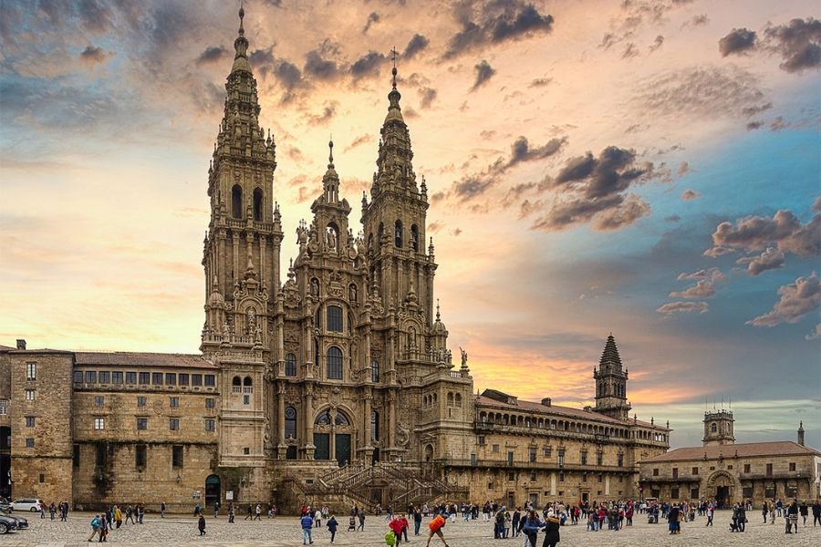 A Catedral de Santiago de Compostela vista da Praça do Obradoiro, ao pôr do sol