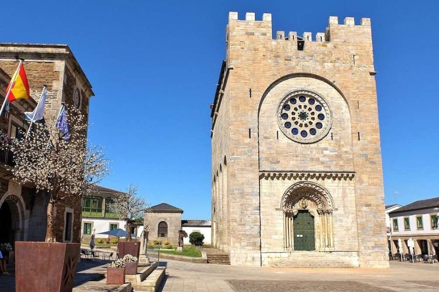 A igreja-fortaleza românica de San Xoán, na praça principal de Portomarín