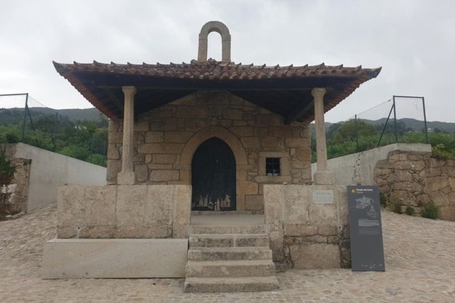 Eine kleine Granitkapelle, dem heiligen Sebastian (São Sebastião) geweiht, mit gefliestem Vordach und steinernem Glockengiebel