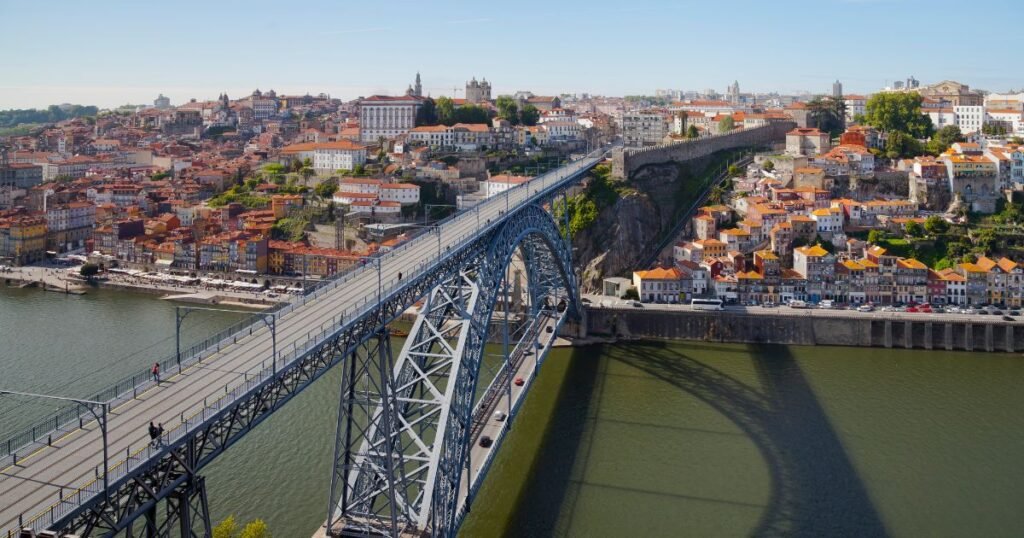 Brücke Dom Luís I über den Douro und die Ribeira von Porto, Ausgangspunkt des Camino Português