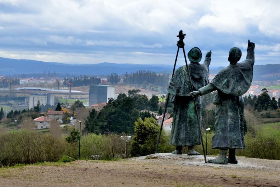 Die bronzenen Pilgerstatuen auf dem Monte do Gozo, die nach Santiago de Compostela zeigen