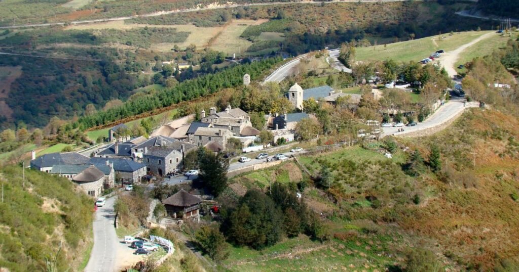 Luftaufnahme des Dorfes O Cebreiro mit der Kirche Santa María a Real und seinen Steinhäusern – das Tor des Camino Francés nach Galicien