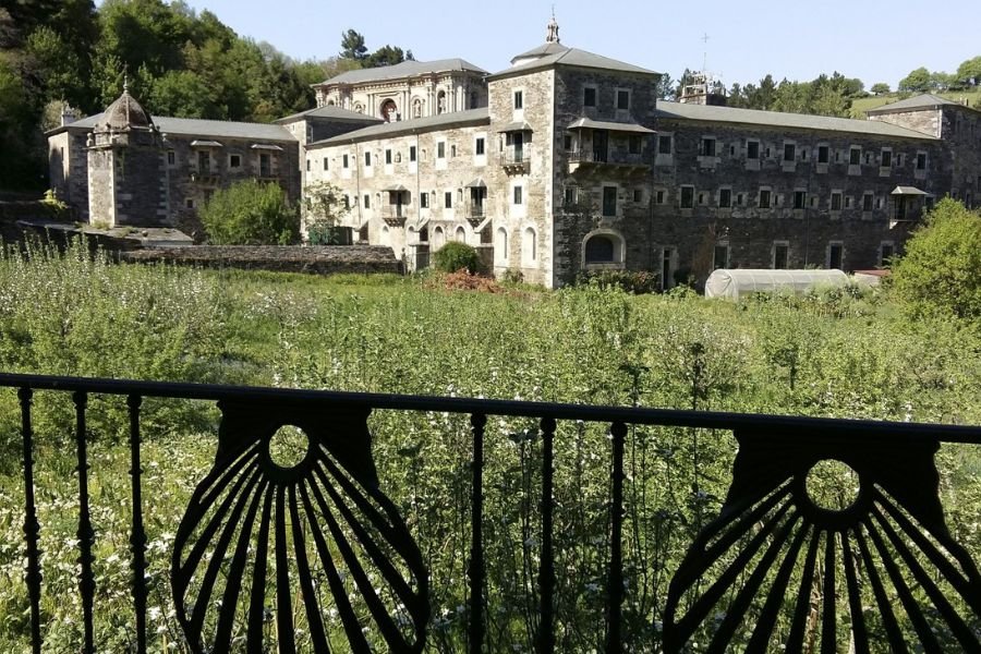 Das Benediktinerkloster Samos, gesehen durch ein mit Jakobsmuscheln verziertes Geländer