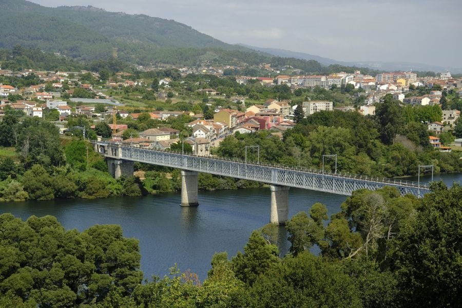Il Ponte Internazionale in ferro sul fiume Minho, tra Tui e Valença, in Portogallo