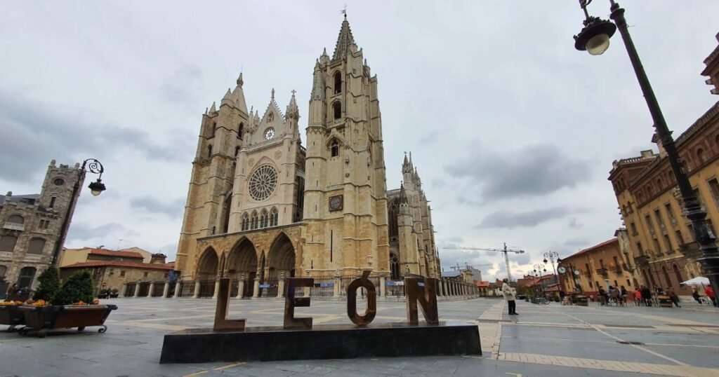 La Catedral de León y las letras de LEÓN en la plaza, punto de encuentro del grupo