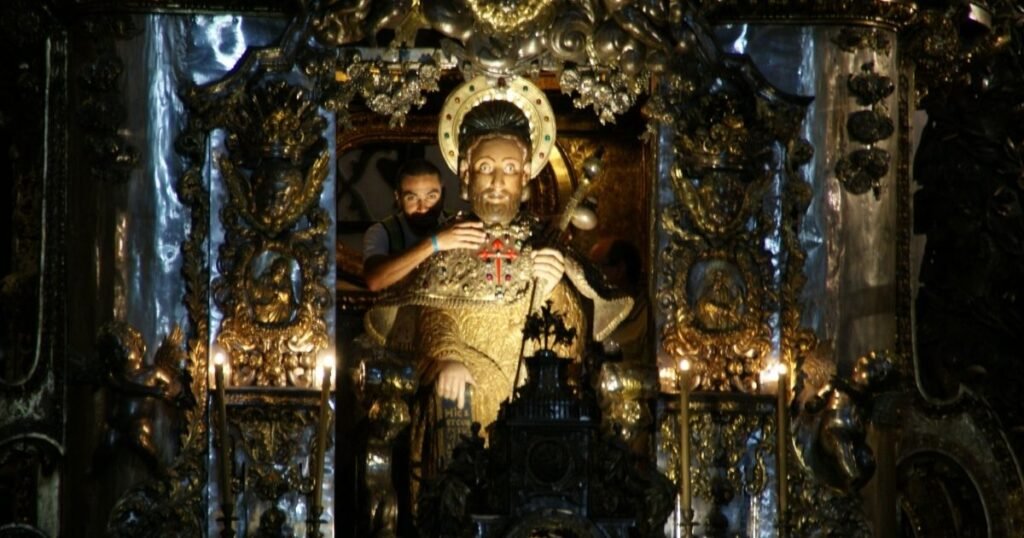 El abrazo al Apóstol Santiago, en el altar mayor de la Catedral de Santiago de Compostela