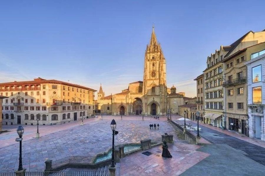 La Catedral de San Salvador de Oviedo y la plaza de enfrente, al atardecer
