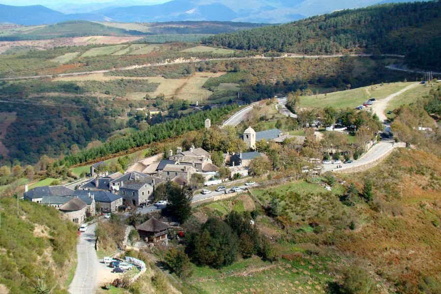 El pueblo de piedra de O Cebreiro en lo alto de la sierra, a la entrada del Camino Francés en Galicia