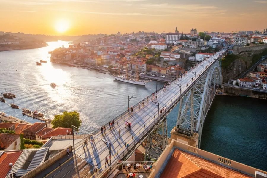 Oporto visto desde lo alto al atardecer, con el Puente Don Luis I, el río Duero y la Ribeira