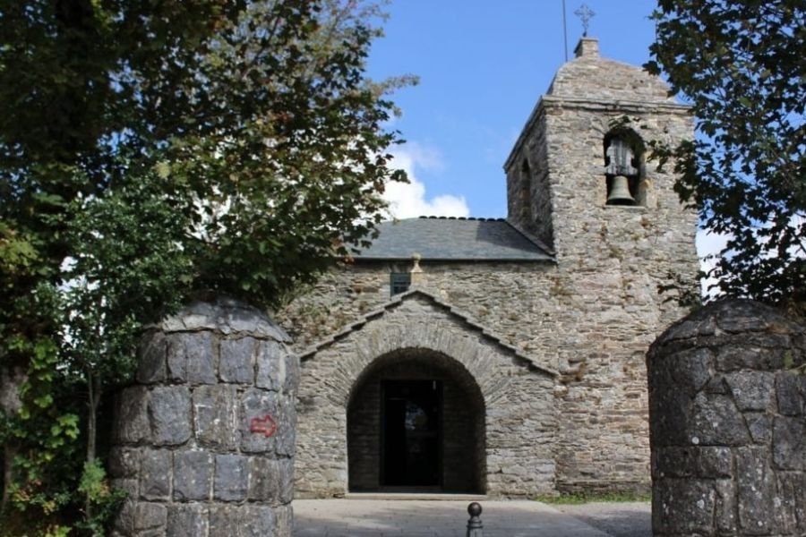 La iglesia de piedra de Santa María a Real do Cebreiro, con su campanario y su puerta en arco