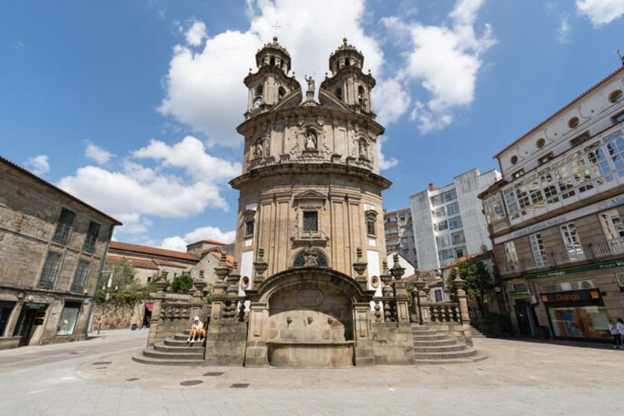 La iglesia barroca de la Virgen Peregrina, en Pontevedra, con su fachada curva y sus dos torres