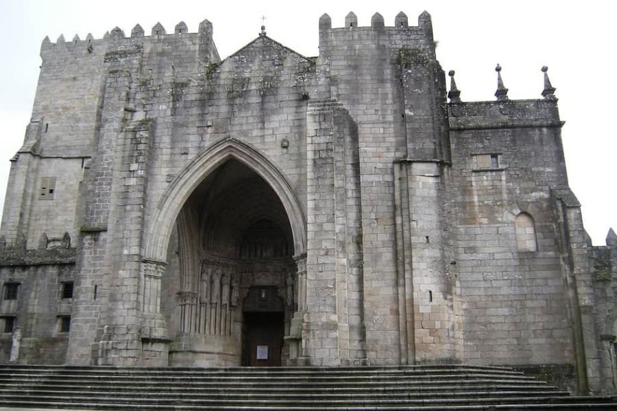 A fachada de granito ameada e o pórtico gótico da Catedral de Tui, no alto de uma larga escadaria de pedra