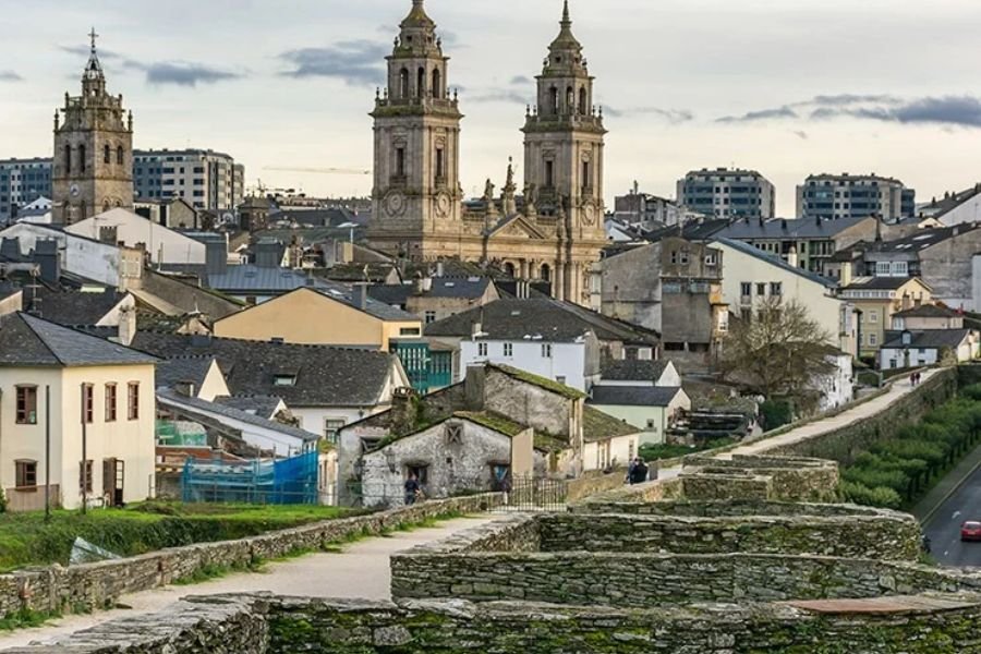 As torres da Catedral de Lugo vistas do alto da muralha romana