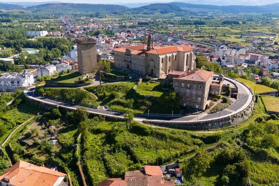 Vista aérea do alto de Monforte de Lemos, com a torre de menagem medieval, o mosteiro de San Vicente do Pino e a cidade em baixo
