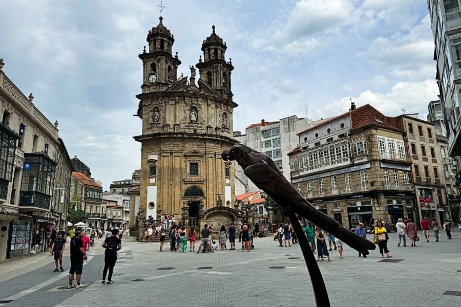 A capela barroca da Virgem Peregrina em Pontevedra, com as suas duas torres e a escultura do papagaio em primeiro plano