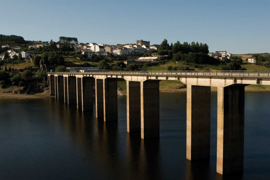 A ponte de entrada em Portomarín sobre o Minho, com a vila no alto da encosta
